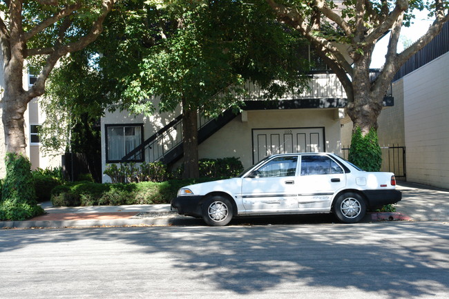 1110 Douglas Ave in Burlingame, CA - Foto de edificio - Building Photo