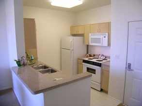 The Piedmont Senior Apartments in North Hollywood, CA - Foto de edificio - Building Photo