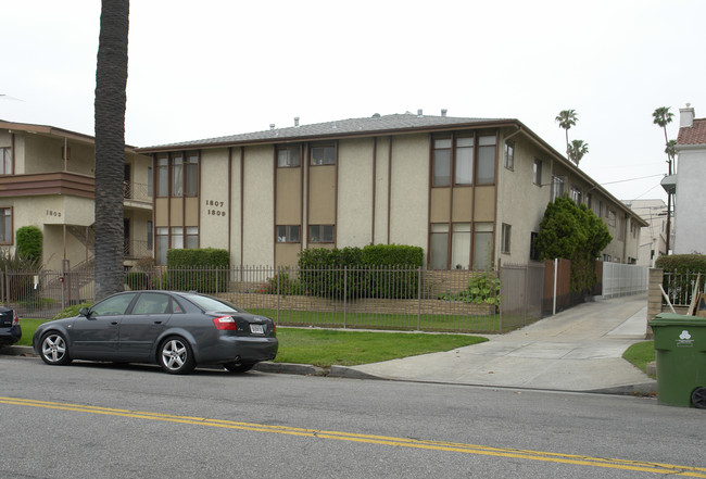 1807 Winona Blvd in Los Angeles, CA - Building Photo - Building Photo