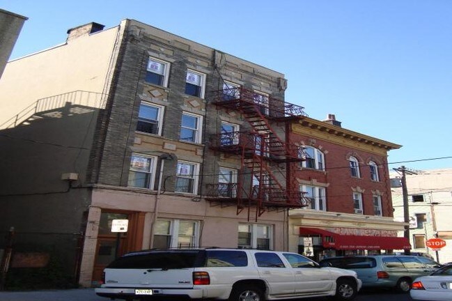 1004 Bergenline Ave in Union City, NJ - Foto de edificio - Building Photo