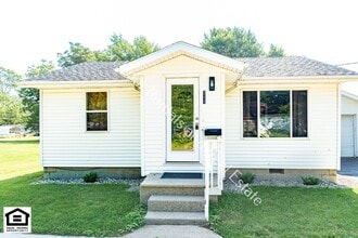 211 James St in Butler, IN - Foto de edificio - Building Photo