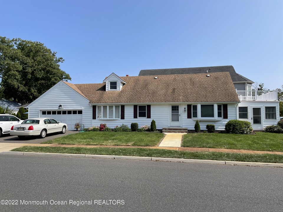 300 4th Ave in Spring Lake, NJ - Building Photo