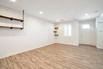 849 E Sunset Rd in Henderson, NV - Building Photo - Building Photo