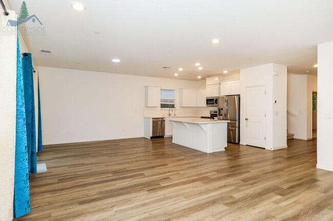 577 Bedfordshire Dr in Patterson, CA - Building Photo - Building Photo