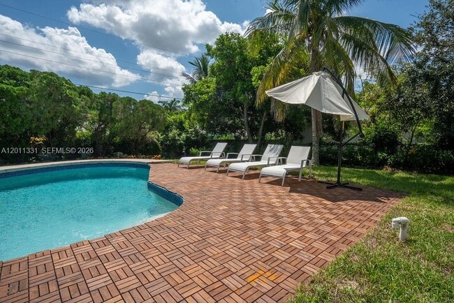 property at 736 Prosperity Farms Rd