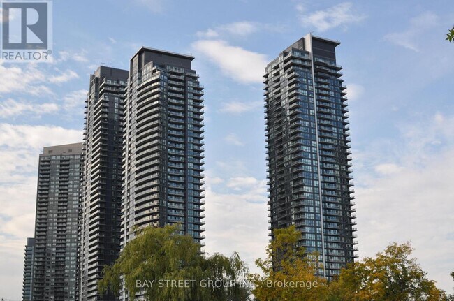 2200 Lake Shore Blvd W in Toronto, ON - Building Photo - Building Photo