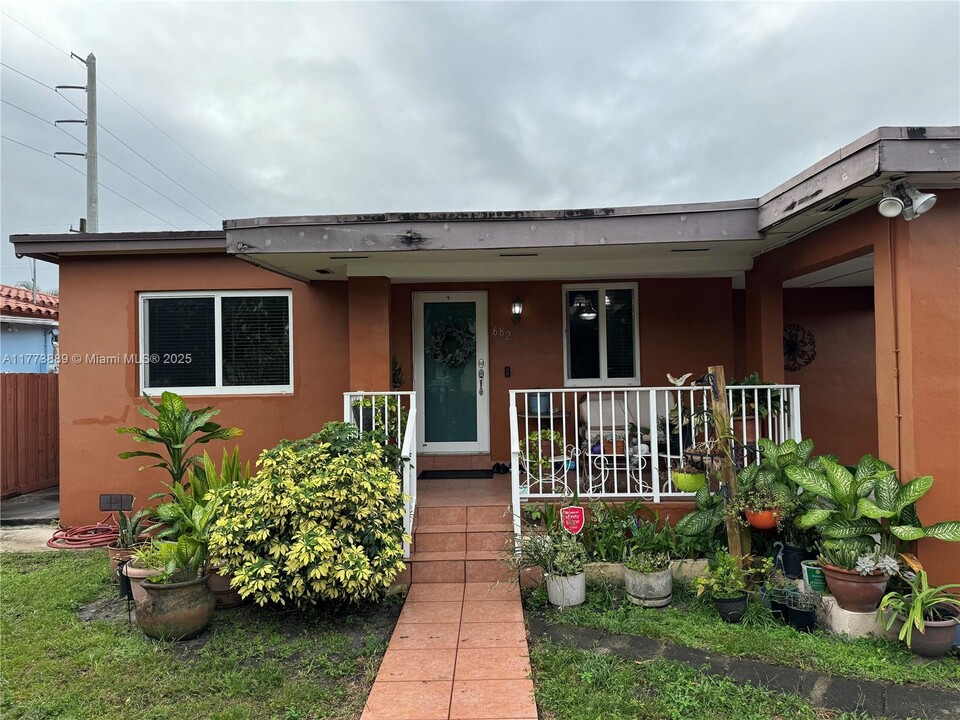 682 E 19th St in Hialeah, FL - Building Photo