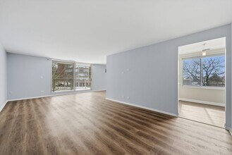 4000 Triumvera Dr in Glenview, IL - Building Photo - Building Photo