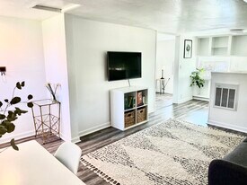 1090 Dusty Ln, Unit 1 in Redding, CA - Building Photo