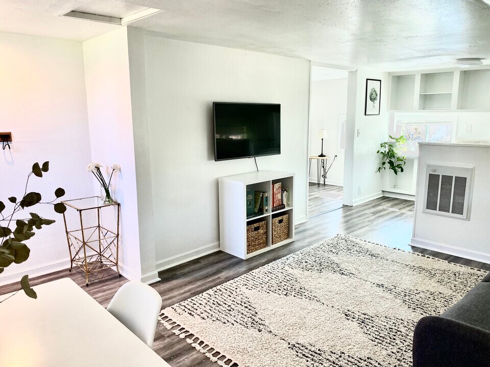 1090 Dusty Ln, Unit 1 in Redding, CA - Foto de edificio