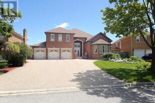 7 Elderwood Dr in Richmond Hill, ON - Building Photo