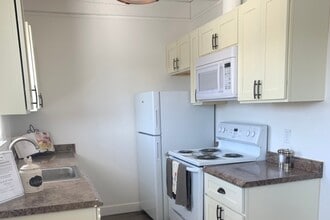 Leilani Apartments in San Leandro, CA - Building Photo - Building Photo