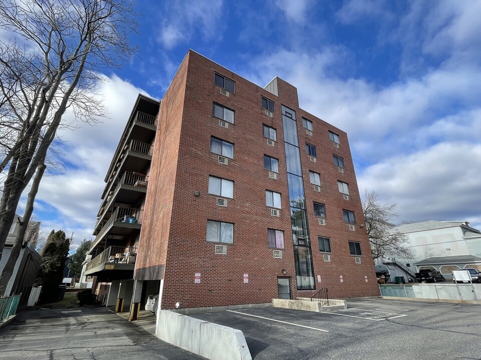 12 Pond Ln in Arlington, MA - Building Photo