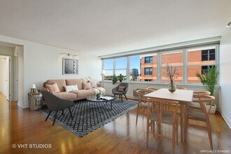 2300 N Commonwealth Ave in Chicago, IL - Foto de edificio - Building Photo