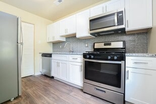 Fox Run Apartments and Townhomes in Bear, DE - Building Photo