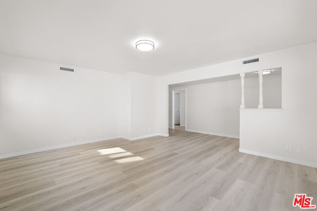 20464 Elkwood St in Los Angeles, CA - Building Photo - Building Photo