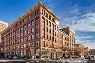 Shorehaus Lofts in Cleveland, OH - Foto de edificio - Building Photo