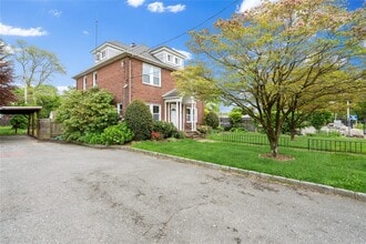 1030 Glen Cove Ave in Glen Head, NY - Building Photo - Building Photo