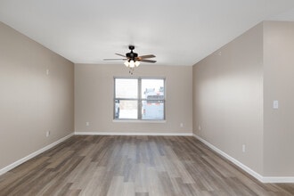 Autumn Leaf Apartment Homes in St. Clair, MO - Foto de edificio - Interior Photo