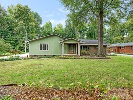 1174 Robinhood Cir in Charlotte, NC - Building Photo