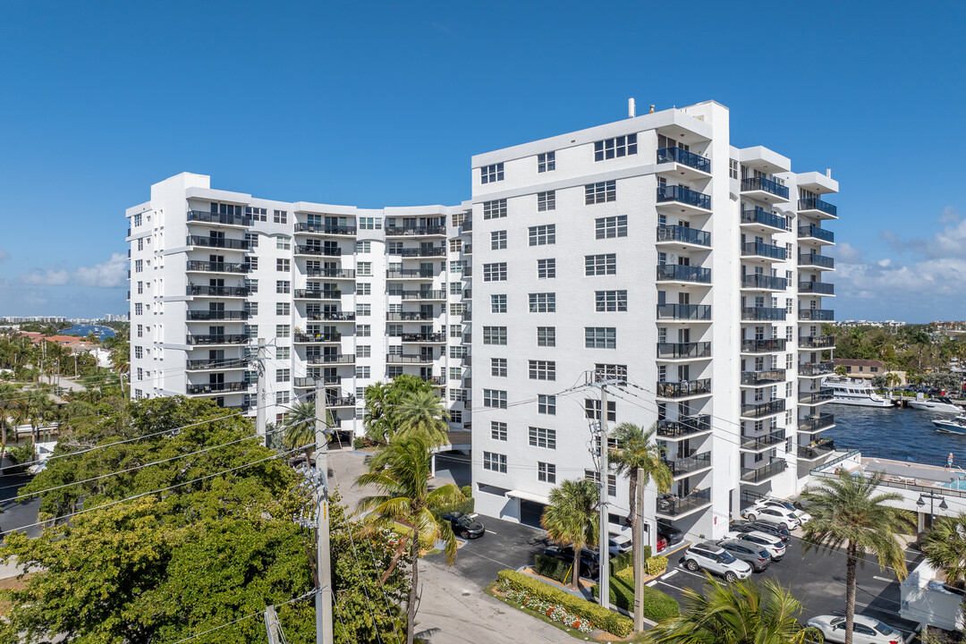 The Warwick Condominium in Fort Lauderdale, FL - Building Photo