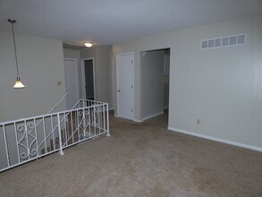 5903 Creek View Dr in Kansas City, MO - Building Photo - Building Photo