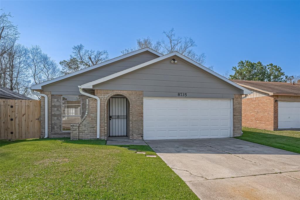 8735 Valley Flag Dr in Houston, TX - Foto de edificio