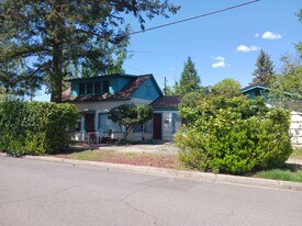 657 C St, Unit Unit A in Ashland, OR - Building Photo