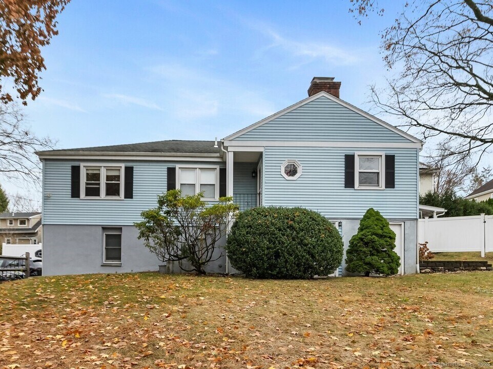 1 Christiano St in Greenwich, CT - Building Photo