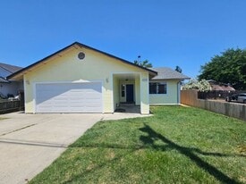 130 Walnut Dr in Lakeport, CA - Building Photo