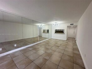13685 NE 10th Ave, Unit 411 in North Miami, FL - Building Photo - Building Photo