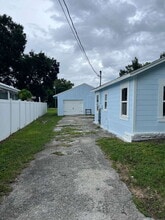 4009 Woodside Ave in Ft. Myers, FL - Foto de edificio - Building Photo