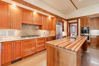 28 Meadow Rd in Woodside, CA - Building Photo - Building Photo