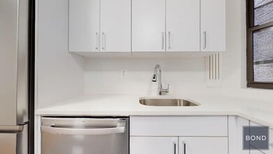 25 W 68th St in New York, NY - Building Photo - Building Photo