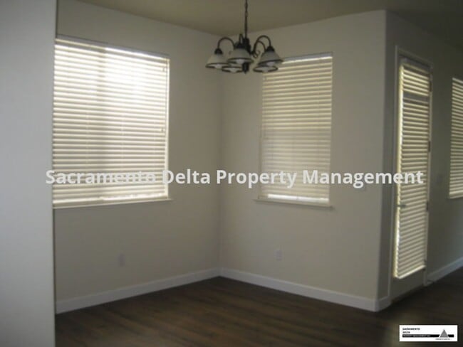 8251 Crystal Walk Cir in Elk Grove, CA - Foto de edificio - Building Photo