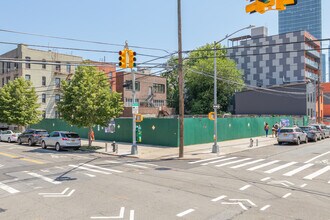 2808 38th Ave in Long Island City, NY - Foto de edificio - Building Photo