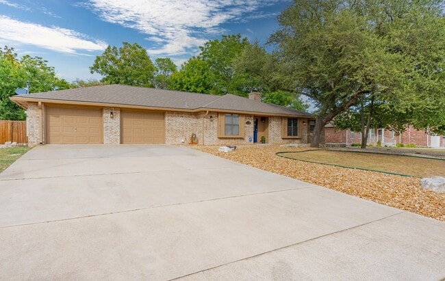117 Holly Hill Dr in Ingram, TX - Building Photo - Building Photo
