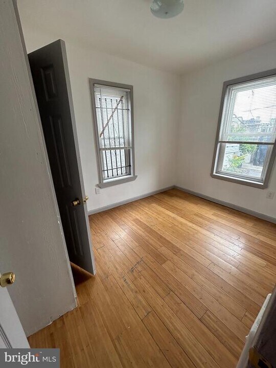 541 E Westmoreland St in Philadelphia, PA - Building Photo