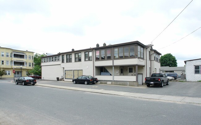 285-289 East St in Ludlow, MA - Foto de edificio - Building Photo