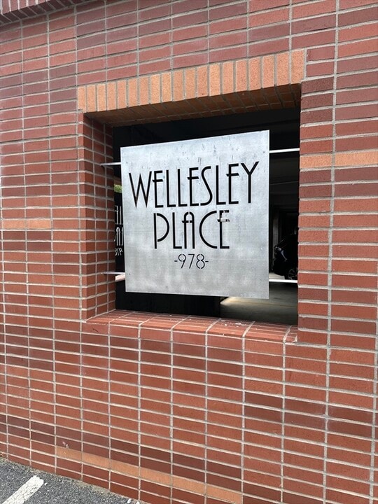 978 Worcester St in Wellesley, MA - Building Photo
