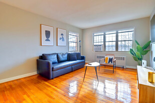 1420 W Abingdon Dr in Alexandria, VA - Building Photo