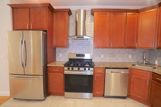 106 Poplar St, Unit 1 in Jersey City, NJ - Building Photo - Building Photo