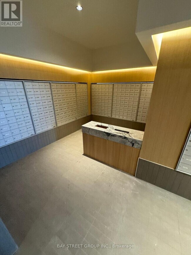 395 Square One Dr in Mississauga, ON - Building Photo - Building Photo