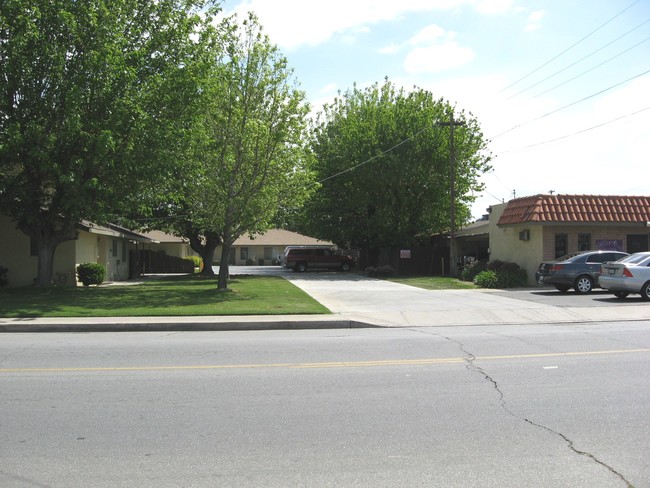 220-226 Stine Rd in Bakersfield, CA - Foto de edificio - Building Photo