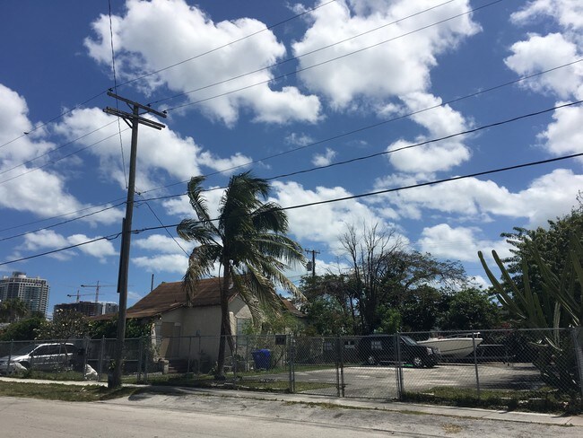 228 NW 37th St in Miami, FL - Foto de edificio - Building Photo