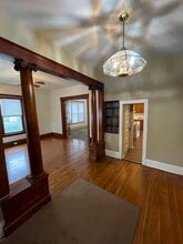 1110 W Jackson St, Unit 2 in Bloomington, IL - Foto de edificio - Building Photo