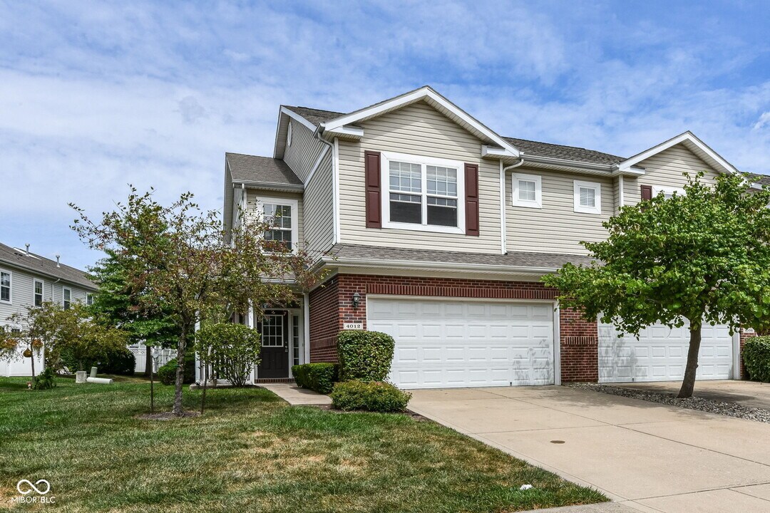 4012 Weston Pointe Dr in Zionsville, IN - Building Photo