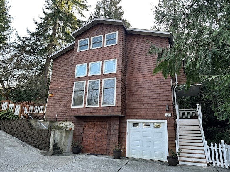 5252 Forest Ave SE, Unit 402 in Mercer Island, WA - Building Photo