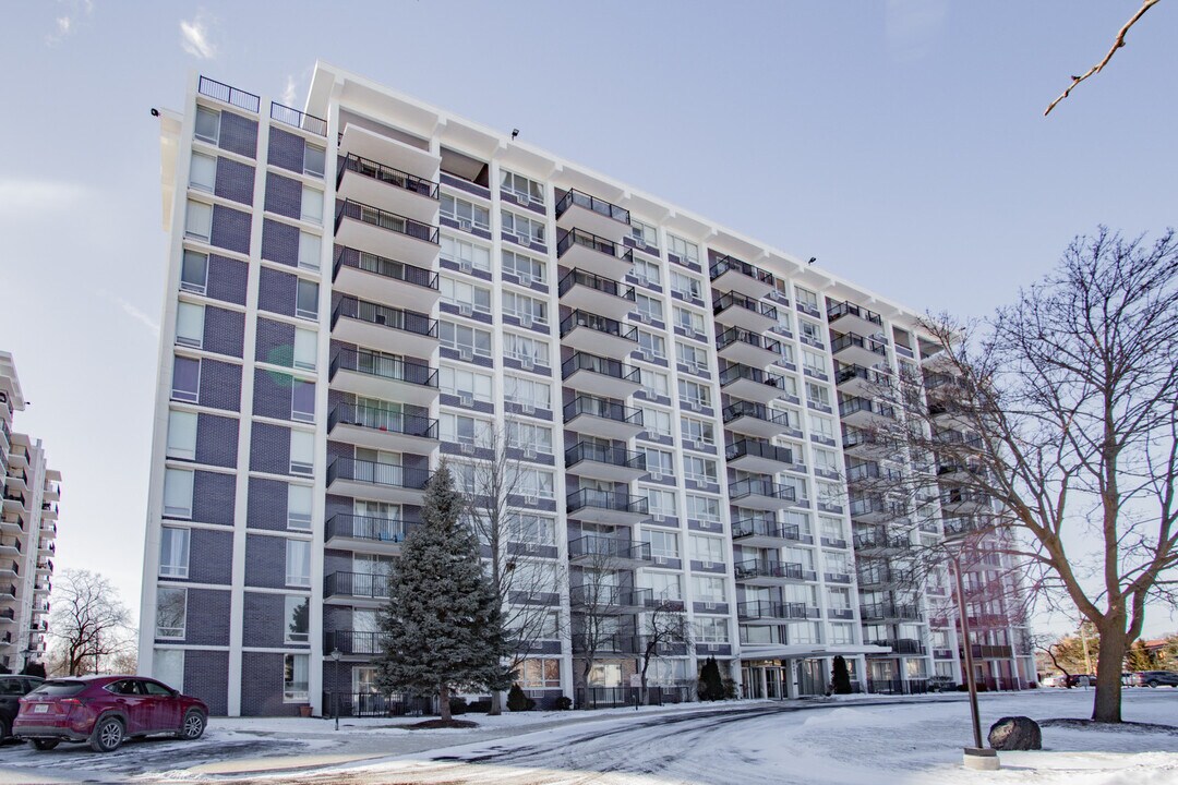 8801 W Golf Rd in Niles, IL - Building Photo