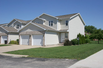 Country Place Apartments - Ottawa in Ottawa, IL - Building Photo - Building Photo